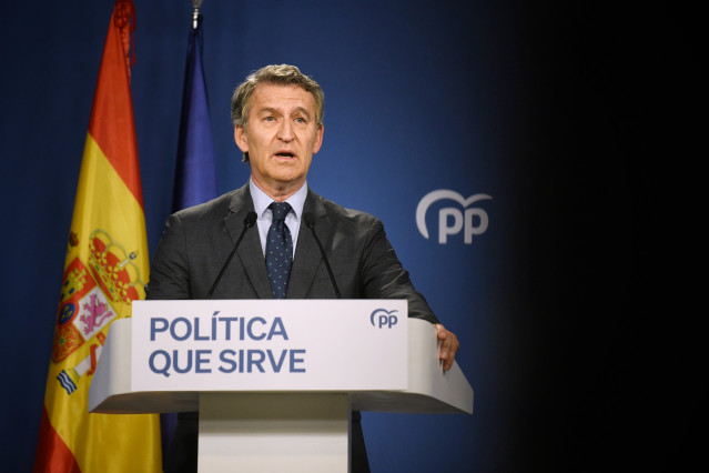 Archivo - El presidente del Partido Popular, Alberto Núñez Feijóo, durante una rueda de prensa, en la sede del PP en Génova, a 12 de junio de 2025, en Madrid (España).