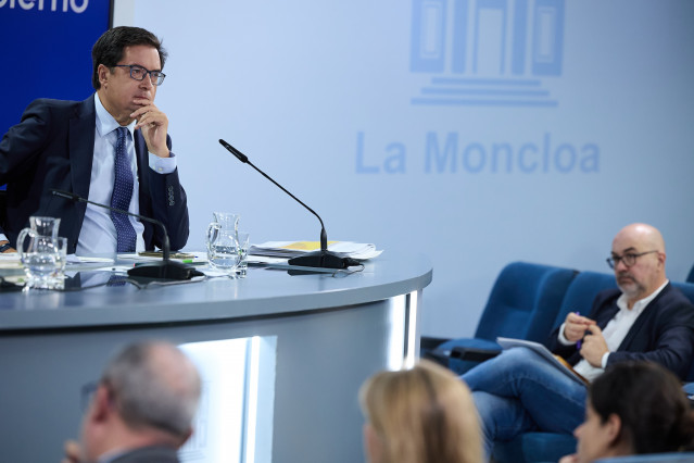 El ministro para la Transformación Digital y de la Función Pública, Óscar López, durante una rueda de prensa posterior a la reunión del Consejo de Ministros, en el Palacio de La Moncloa, a 15 de julio de 2025.