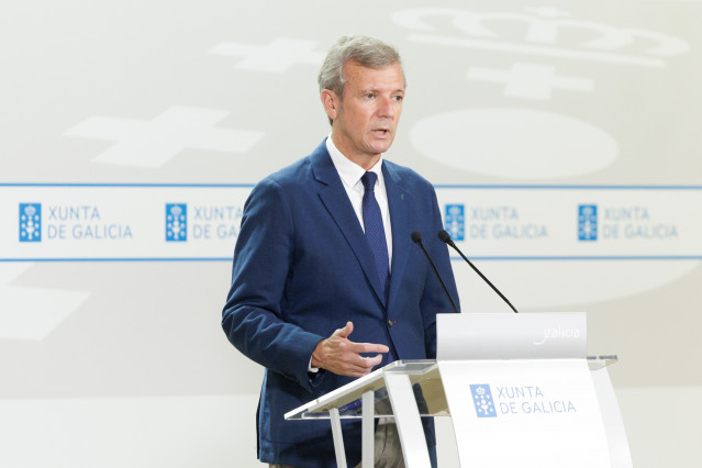 O titular do Executivo galego, Alfonso Rueda, acompañado polo conselleiro de Educacion, Roman Rodriguez, na rolda de prensa posterior á reunión do Consello da Xunta. Sala do Consello, 21/07/25.