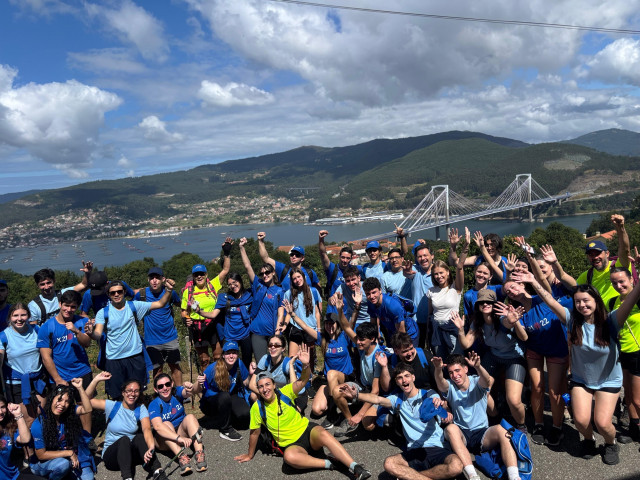El secretario xeral de Emigración, Antonio Rodríguez Miranda, acompaña a jóvenes de la diáspora en una etapa del Camino de Santiago.
