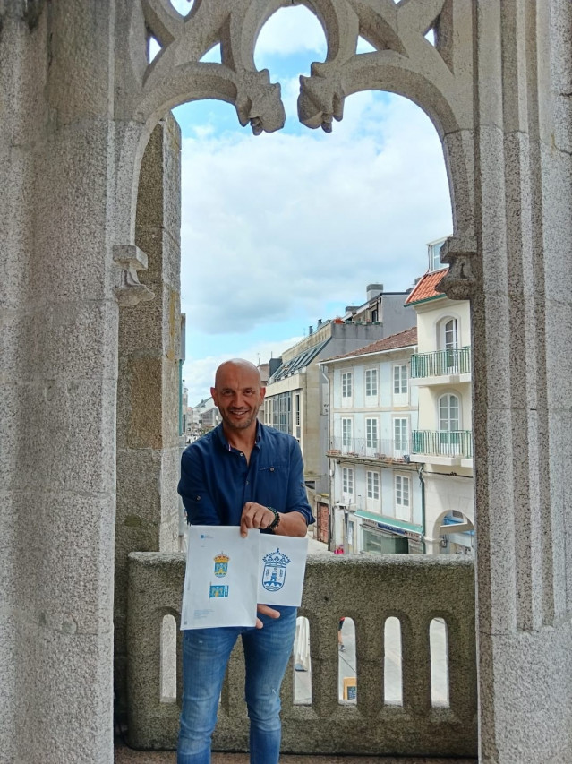 Alejandro Lorenzo con el escudo de O Porriño.