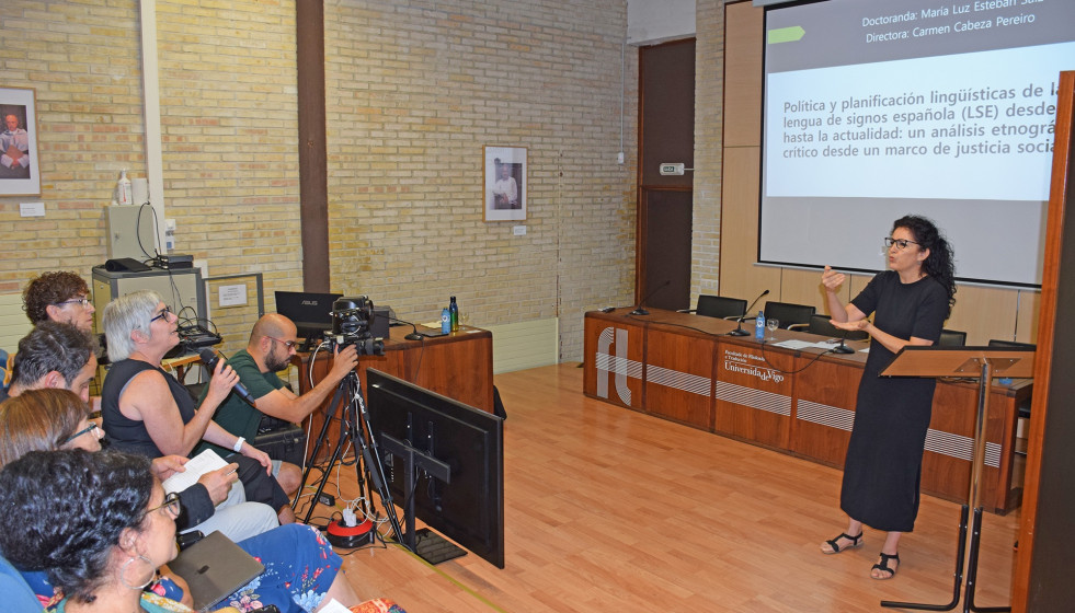 Imagen de la presentación de la tesis en lenguaje de signos.