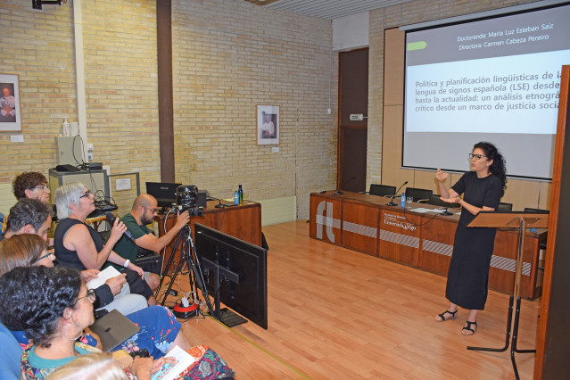 Imagen de la presentación de la tesis en lenguaje de signos.
