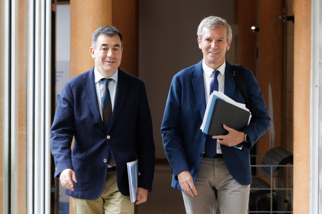 El titular del Gobierno gallego, Alfonso Rueda, acompañado por el conselleiro de Educacion, Roman Rodriguez.
