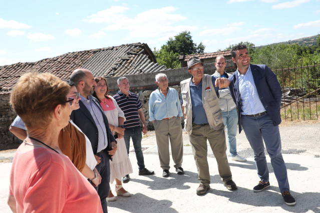 El presidente de la Diputación de Pontevedra, Luis López, visita Rodeiro.