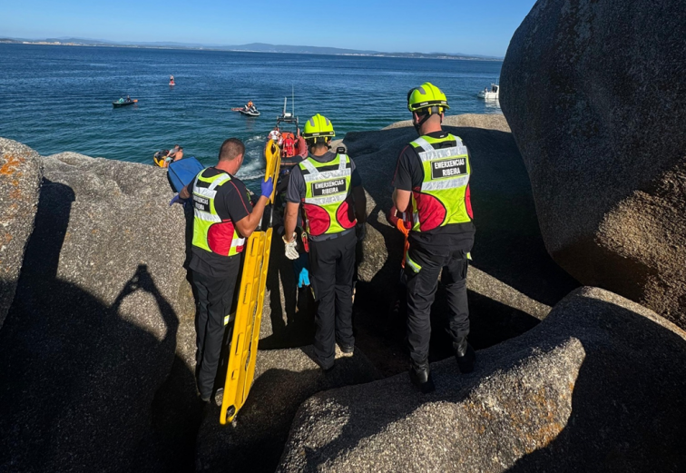 Aparatoso rescate a un niño herido en una zona de rocosa en la playa de Touro, Ribeira