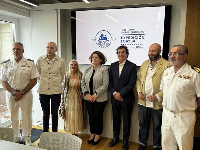 El presidente de la Autoridad Portuaria, Martín Fernández Prado, y la subdelegada del Gobierno en A Coruña, María Rivas, durante la presentación del programa de actos conmemorativos del 500 aniversario de la expedición a las Islas Molucas.
