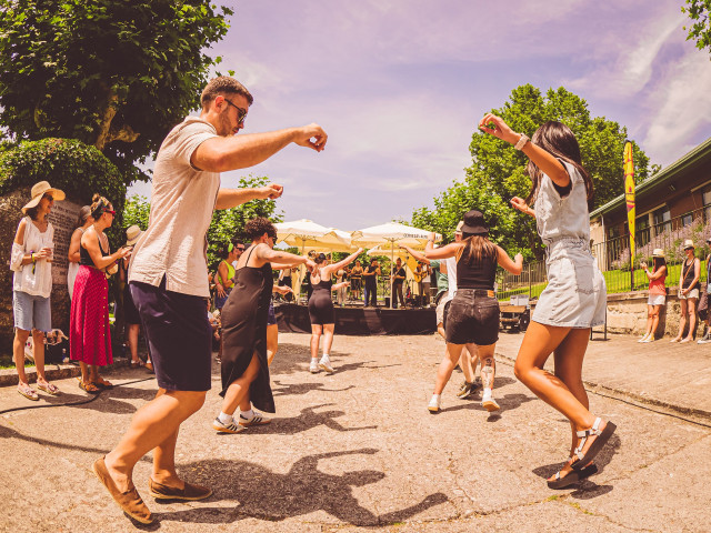 Archivo - Jóvenes bailando en una fuesta popular en Galicia