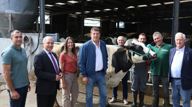 El secretario xeral del PSdeG, José Ramón Gómez Besteiro, visita una granja en Meira (Lugo)