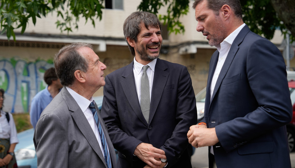 (I-D) El alcalde de Vigo, Abel Caballero; el ministro de Cultura, Ernest Urtasun, y el conselleiro de Cultura de la Xunta de Galicia, José López Campos, durante la visita a los terrenos donde se lev