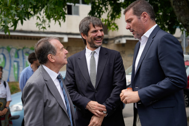 (I-D) El alcalde de Vigo, Abel Caballero; el ministro de Cultura, Ernest Urtasun, y el conselleiro de Cultura de la Xunta de Galicia, José López Campos, durante la visita a los terrenos donde se levantará la biblioteca.