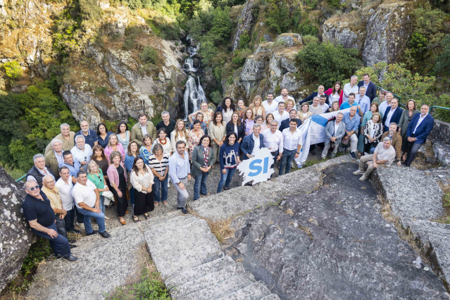 El PPdeG conmemora el Día de Galicia en la Fervenza do Toxa, en Silleda (Pontevedra).