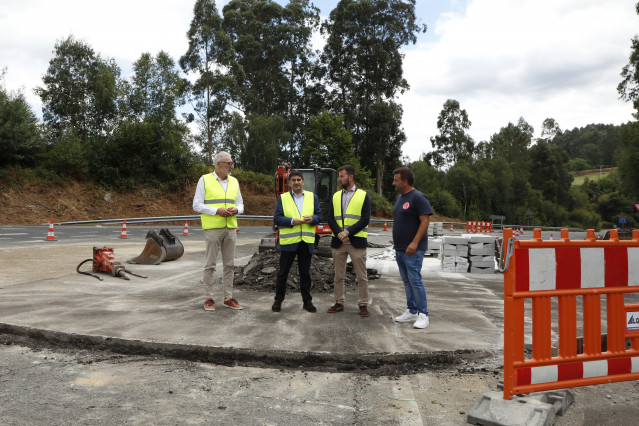 El delegado del Gobierno en Galicia, Pedro Blanco, visita la construcción de una rotonda en Paderne (A Coruña).