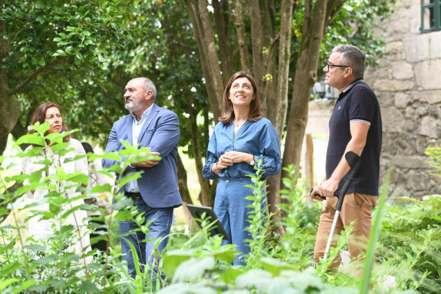 La conselleira de Medio Ambiente e Cambio Climático, Ángeles Vázquez, y el presidente de la Fundación Rosalía de Castro, Anxo Angueira,  en el jardín de la Casa Museo Rosalía de Castro.