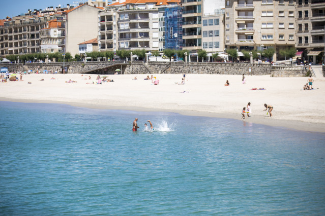Archivo - Varias personas disfrutan de la playa de Sanxenxo, a 4 de junio de 2021, en Sanxenxo, Pontevedra, Galicia, (España). El aumento de las temperaturas y la progresiva mejora de la situación epidemiológica ha colaborado en que los gallegos comiencen