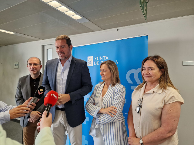 López Campos atendiendo a la prensa antes de acudir a la reunión.