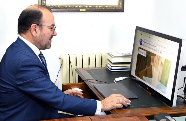 Archivo - Antonio López presenta su candidatura a la reelección como rector de la USC de forma telemática