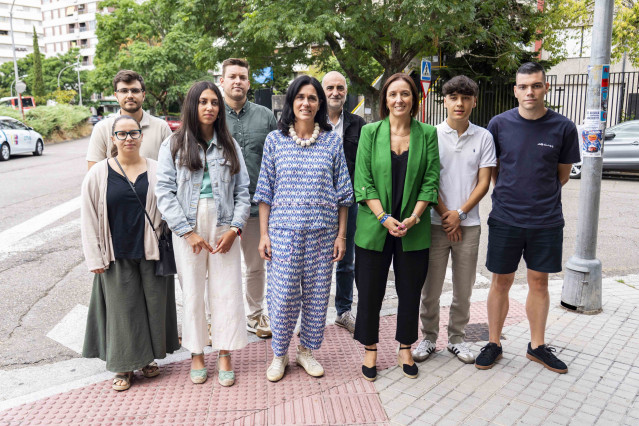 La secretaria general del PPdeG Paula Prado, la portavoz local del PP en Ourense Ana Méndez y la presidenta de Novas Xeracións Nicole Grueira, entre otros, frente al CIFP Portovello