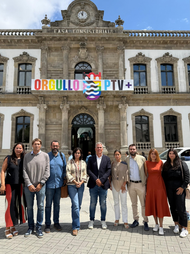 El PP de Pontevedra frente a la Casa Consistorial.
