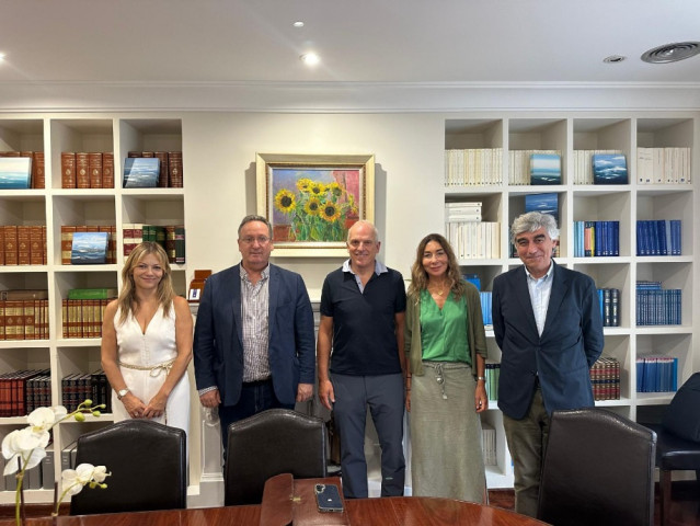 Responsables de la Aisge junto a la familia propietaria de la Sala Yago en la notaría donde se ratificó la compra.