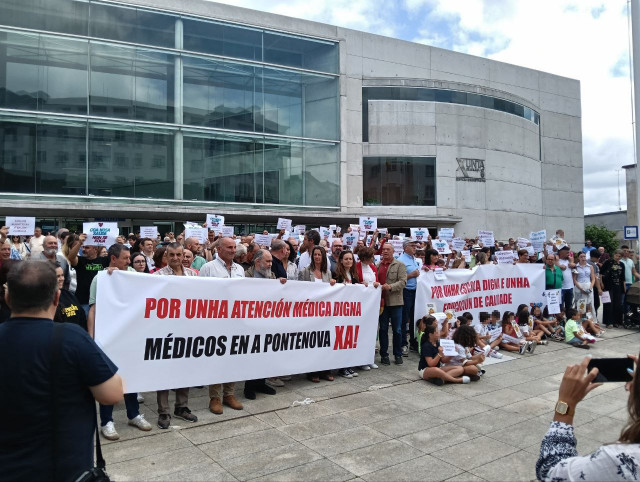 Vecinos de A Pontenova, con su alcalde, Darío Campos, a la cabeza, reclaman ante la Xunta en Lugo, sanidad y educación de calidad.