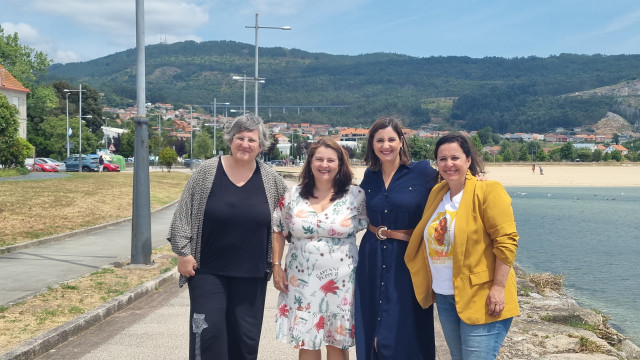 La concejala de la Unión Democrática Bretona en Rennes, Montserrat Casacuberta, la alcaldesa de Cangas, Araceli Gestido, la de Moaña, Leticia Santos, y la eurodiputada del BNG, Ana Miranda.