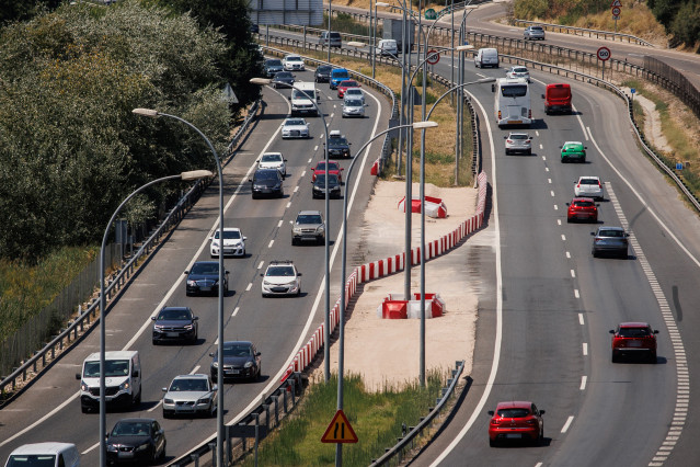 Archivo - Varios vehículos en la autovía A3, a 24 de julio de 2024, en Madrid (España). Con motivo de la celebración de la festividad de Santiago, mañana 25 de julio, en las comunidades de Cantabria, Galicia, Madrid, Navarra y País Vasco y la proximidad d