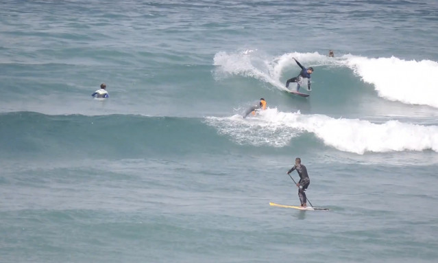 Surfistas en la playa de Sabón, en Arteixo (A Coruña)