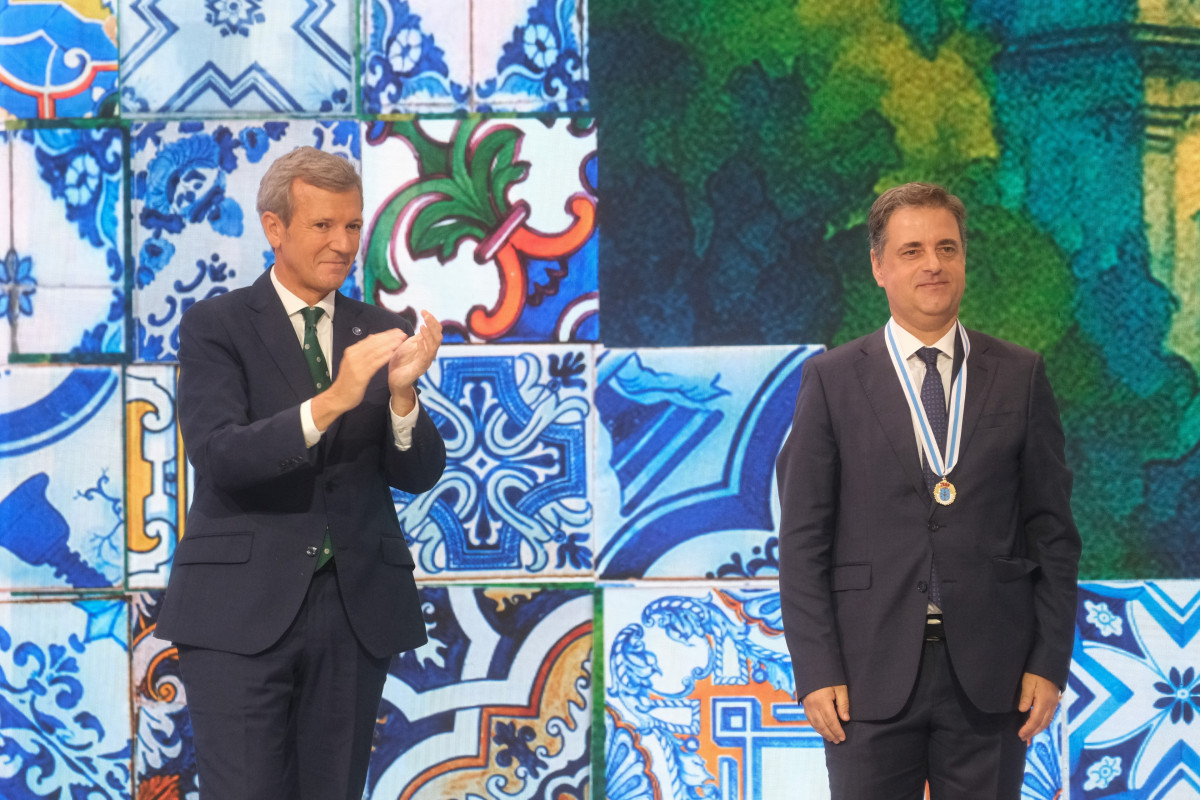 El presidente de la Xunta de Galicia, Alfonso Rueda, acompañado de los miembros del Ejecutivo autonómico, preside la entrega de las Medallas de Galicia 2025 al alcalde de Oporto, Rui Moreira, a 24 d