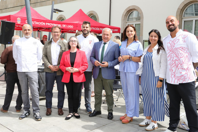 El presidente de la Diputación de Lugo, José Tomé, asiste al showcooking previo a la Feria del Bonito de Burela.