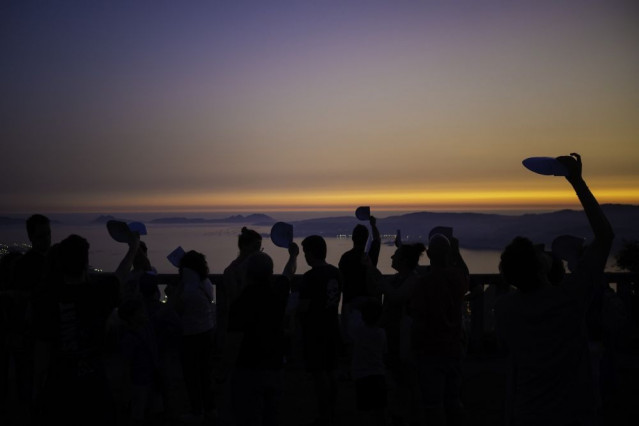 Imagen de personas visualizando las estrellas.