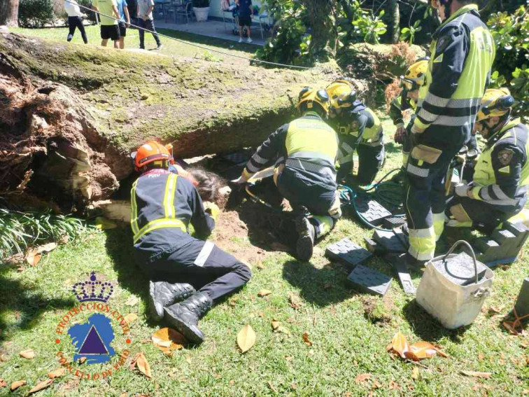 Rescatan a una mujer de 27 años atrapada tras caerle un árbol encima en Poio