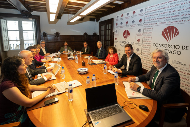 Reunión del Consorcio de Santiago de Compostela presidido por Goretti Sanmartín y al que asisten, entre otros, el conselleiro de Cultura, Lingua e Xuventude, José López Campos.