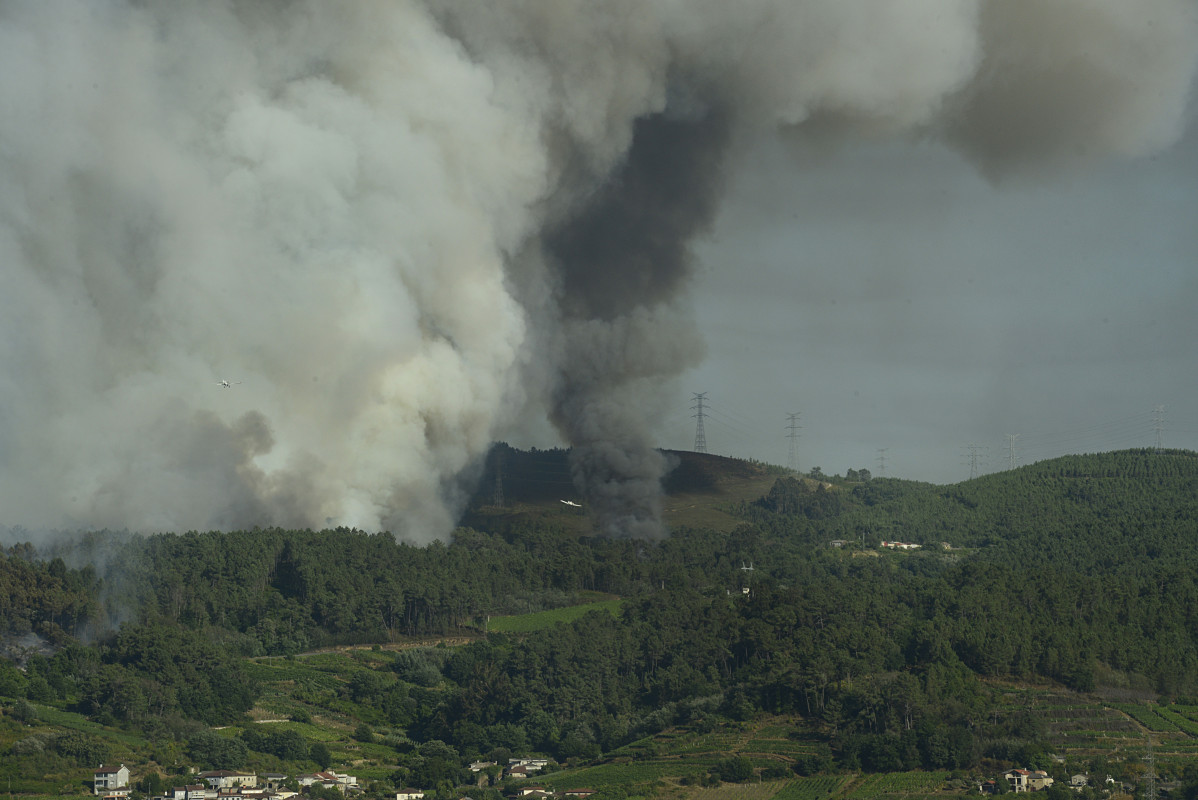 Archivo - Vista del incendio desde Sampaio, al otro lado del río, a 27 de julio de 2022, en Castrelo de Miño, Ourense, Galicia (España). El incendio forestal ha quemado unas seis hectáreas, según
