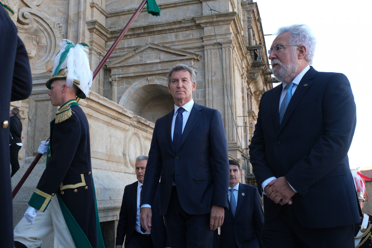 El presidente del Partido Popular, Alberto Núñez Feijóo (c), durante la tradicional ofrenda al Apóstol, a 25 de julio de 2025, en Santiago de Compostela, A Coruña, Galicia (España). El 25 de jul