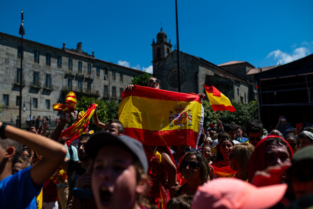 Archivo - Cientos de aficionados celebran la victora de la Selección española de Fútbol Femenino en la final del Mundial Femenino de Fútbol, en la plaza da Ferrería, a 20 de agosto de 2023, en Pontevedra, Galicia (España). El concello ha instalado una pan