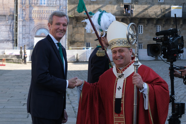 El presidente de la Xunta, Alfonso Rueda, y el arzobispo de Santiago, Francisco José Prieto, en la Praza do Obradoiro antes de la Ofrenda al Apóstol