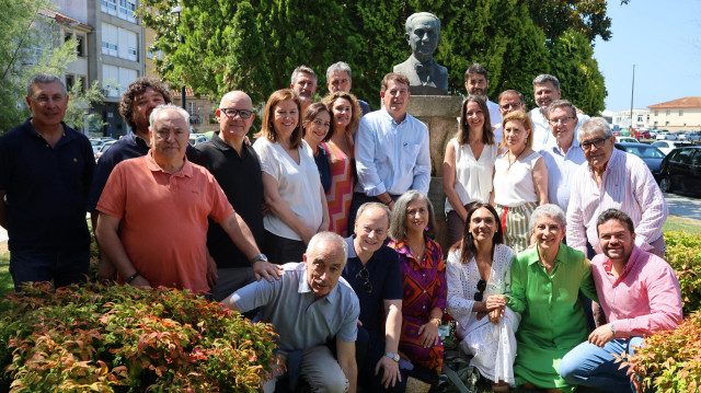 El secretario xeral del PSdeG, José Ramón Gómez Besteiro, en el acto de los socialistas por el 25 de julio ante el busto de Castelao en Rianxo (A Coruña).
