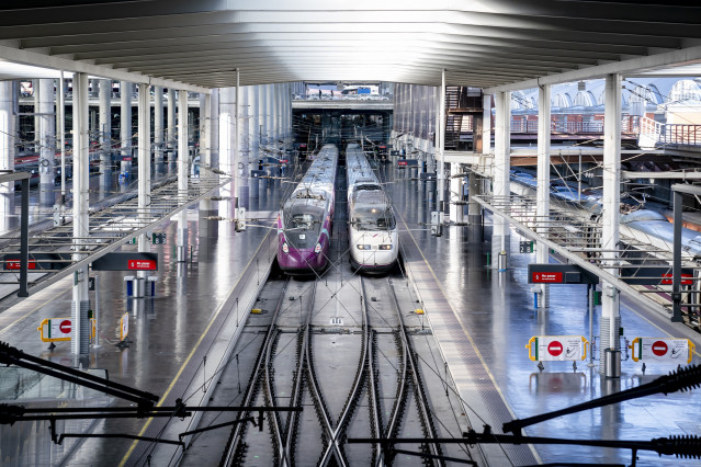Archivo - Dos trenes en las vías de la estación de Atocha-Almudena Grandes, a 20 de diciembre de 2024, en Madrid (España). Un total de 24.480 trenes de alta velocidad, larga y media distancia, de las tres empresas ferroviarias que operan en España, circul