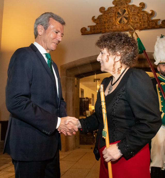 Rueda y la alcaldesa se saludan en la recepción posterior a la Ofrenda al Apóstol.