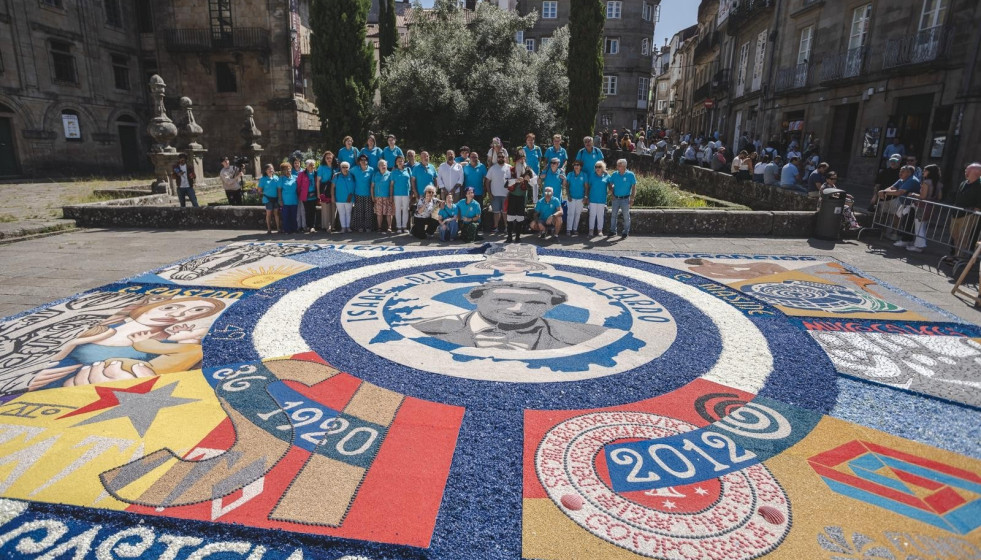 Alfombra floral que conmemora a Isaac Díaz Pardo en Santiago