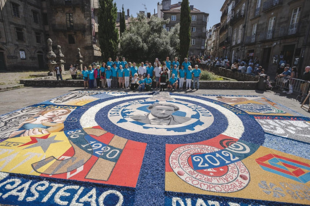 Alfombra floral que conmemora a Isaac Díaz Pardo en Santiago