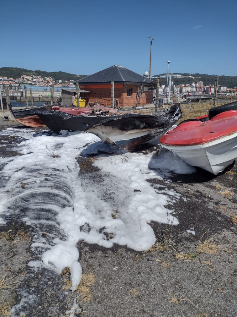 Un incendio en el puerto de Ribeira afecta a varias embarcaciones