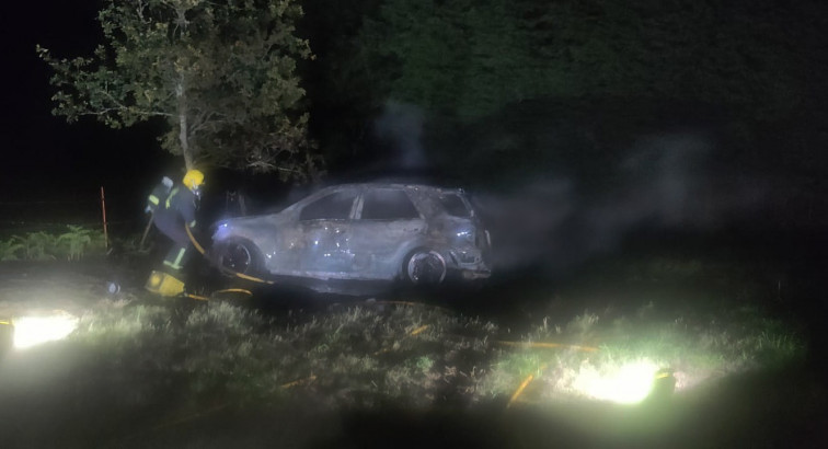 Arde un vehículo en la madrugada del sábado durante las fiestas de Sande, A Capela