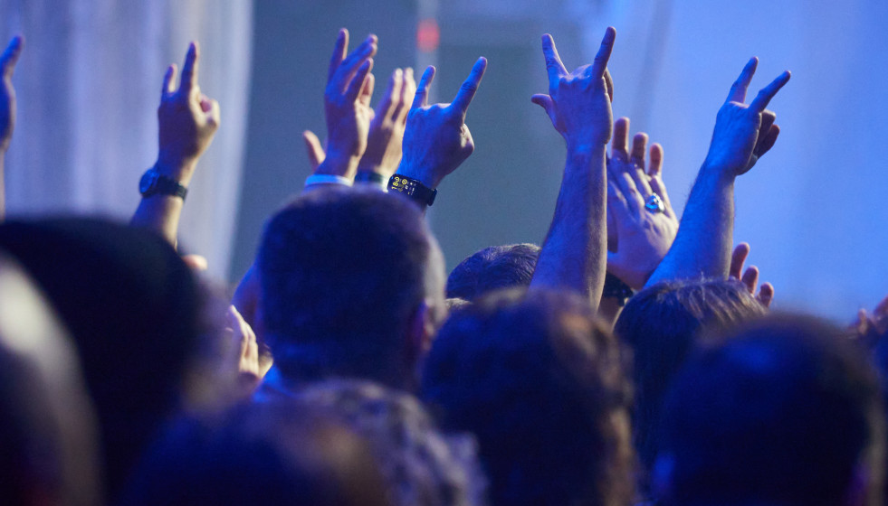 Archivo - Público durante un concierto de rock.