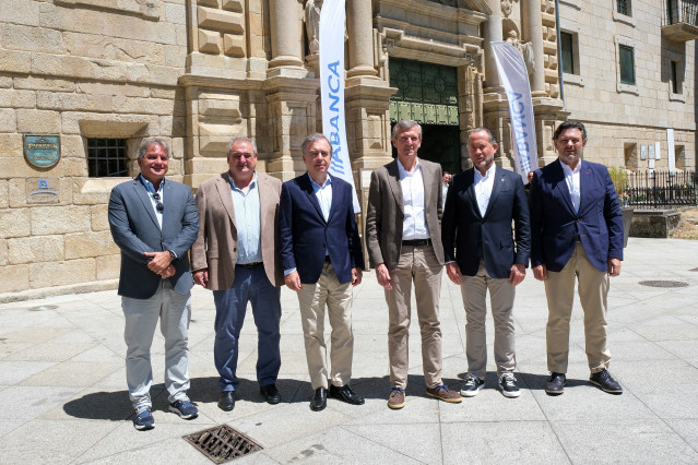 El presidente de Abanca, Juan Carlos Escotet, y el presidente de la Xunta, Alfonso Rueda, entre los asistentes a la IX Romería Internacional de la entidad bancaria en el Parador de Santo Estevo, en Nogueira de Ramuín (Ourense).