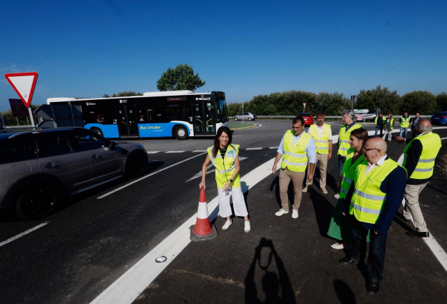 La conselleira de Vivenda e Planificación de Infraestruturas, María M. Allegue, en su visita a la apertura del nuevo carril segregado en A Lanzada, a 26 de julio de 2025.