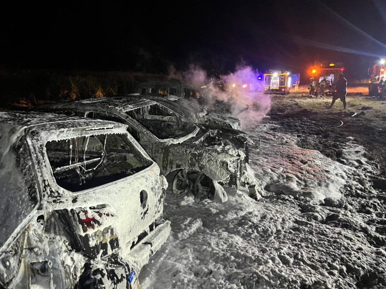 Arden cinco coches en un aparcamiento de Porto do Son