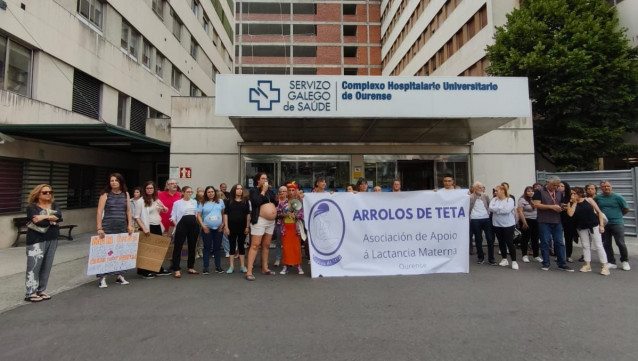 Concentración ante el Hospital de Ourense convocada por la asociación Arrolos de Teta contra el traslado 
