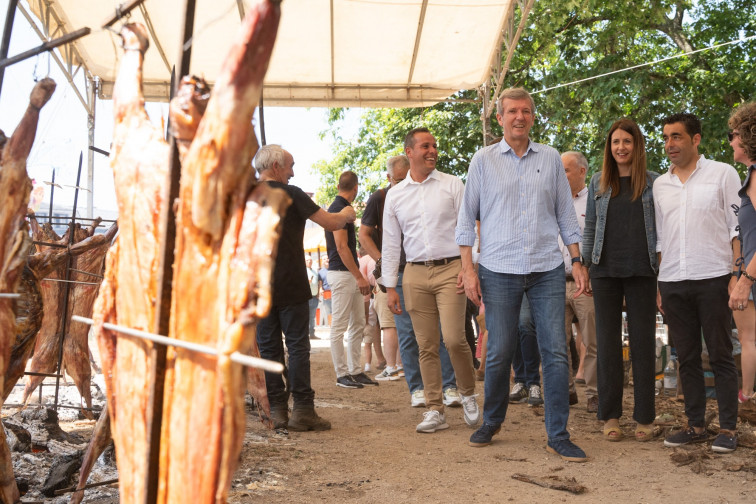 La LVI Festa do Carneiro ao Espeto de Moraña reúne a los presidentes de la Xunta y la Deputación de Pontevedra